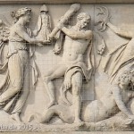 Das Attikarelief am Brandenburger Tor in Berlin-Mitte - fertiggestellt im Jahr 1791 - entstand aus einer Vorlage von Christian Bernhard Rode und der anschließenden Überarbeitung und Umsetzungs-Beaufsichtigung durch Johann Gottfried Schadow