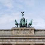 Das Attikarelief am Brandenburger Tor in Berlin-Mitte - fertiggestellt im Jahr 1791 - entstand aus einer Vorlage von Christian Bernhard Rode und der anschließenden Überarbeitung und Umsetzungs-Beaufsichtigung durch Johann Gottfried Schadow