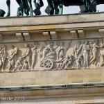 Das Attikarelief am Brandenburger Tor in Berlin-Mitte - fertiggestellt im Jahr 1791 - entstand aus einer Vorlage von Christian Bernhard Rode und der anschließenden Überarbeitung und Umsetzungs-Beaufsichtigung durch Johann Gottfried Schadow
