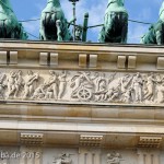 Das Attikarelief am Brandenburger Tor in Berlin-Mitte - fertiggestellt im Jahr 1791 - entstand aus einer Vorlage von Christian Bernhard Rode und der anschließenden Überarbeitung und Umsetzungs-Beaufsichtigung durch Johann Gottfried Schadow