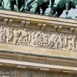 Das Attikarelief am Brandenburger Tor in Berlin-Mitte - fertiggestellt im Jahr 1791 - entstand aus einer Vorlage von Christian Bernhard Rode und der anschließenden Überarbeitung und Umsetzungs-Beaufsichtigung durch Johann Gottfried Schadow