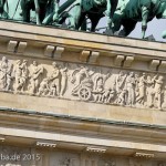 Das Attikarelief am Brandenburger Tor in Berlin-Mitte - fertiggestellt im Jahr 1791 - entstand aus einer Vorlage von Christian Bernhard Rode und der anschließenden Überarbeitung und Umsetzungs-Beaufsichtigung durch Johann Gottfried Schadow