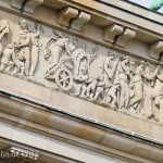 Das Attikarelief am Brandenburger Tor in Berlin-Mitte - fertiggestellt im Jahr 1791 - entstand aus einer Vorlage von Christian Bernhard Rode und der anschließenden Überarbeitung und Umsetzungs-Beaufsichtigung durch Johann Gottfried Schadow