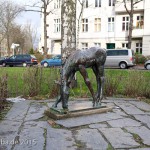 Ein Bronzeguss der Skulptur "Grasendes Fohlen" von Renée Sintenis aus dem Jahr 1929 auf dem Renée-Sintenis-Platz in Friedenau in Berlin-Schöneberg, Zustand: Dezember 2015.