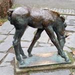 Ein Bronzeguss der Skulptur "Grasendes Fohlen" von Renée Sintenis aus dem Jahr 1929 auf dem Renée-Sintenis-Platz in Friedenau in Berlin-Schöneberg, Zustand: Dezember 2015.