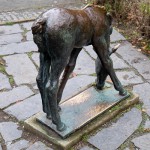 Ein Bronzeguss der Skulptur "Grasendes Fohlen" von Renée Sintenis aus dem Jahr 1929 auf dem Renée-Sintenis-Platz in Friedenau in Berlin-Schöneberg, Zustand: Dezember 2015.