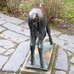 Ein Bronzeguss der Skulptur "Grasendes Fohlen" von Renée Sintenis aus dem Jahr 1929 auf dem Renée-Sintenis-Platz in Friedenau in Berlin-Schöneberg, Zustand: Dezember 2015.