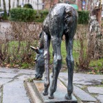 Ein Bronzeguss der Skulptur "Grasendes Fohlen" von Renée Sintenis aus dem Jahr 1929 auf dem Renée-Sintenis-Platz in Friedenau in Berlin-Schöneberg, Zustand: Dezember 2015.