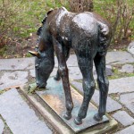 Ein Bronzeguss der Skulptur "Grasendes Fohlen" von Renée Sintenis aus dem Jahr 1929 auf dem Renée-Sintenis-Platz in Friedenau in Berlin-Schöneberg, Zustand: Dezember 2015.