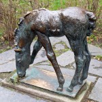 Ein Bronzeguss der Skulptur "Grasendes Fohlen" von Renée Sintenis aus dem Jahr 1929 auf dem Renée-Sintenis-Platz in Friedenau in Berlin-Schöneberg, Zustand: Dezember 2015.