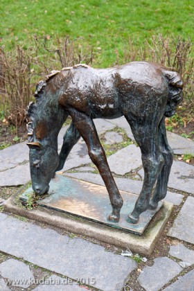 Ein Bronzeguss der Skulptur "Grasendes Fohlen" von Renée Sintenis aus dem Jahr 1929 auf dem Renée-Sintenis-Platz in Friedenau in Berlin-Schöneberg, Zustand: Dezember 2015.