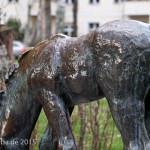 Ein Bronzeguss der Skulptur "Grasendes Fohlen" von Renée Sintenis aus dem Jahr 1929 auf dem Renée-Sintenis-Platz in Friedenau in Berlin-Schöneberg, Zustand: Dezember 2015.