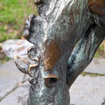 Ein Bronzeguss der Skulptur "Grasendes Fohlen" von Renée Sintenis aus dem Jahr 1929 auf dem Renée-Sintenis-Platz in Friedenau in Berlin-Schöneberg, Zustand: Dezember 2015.