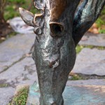 Ein Bronzeguss der Skulptur "Grasendes Fohlen" von Renée Sintenis aus dem Jahr 1929 auf dem Renée-Sintenis-Platz in Friedenau in Berlin-Schöneberg, Zustand: Dezember 2015.