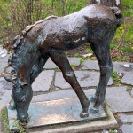 Ein Bronzeguss der Skulptur "Grasendes Fohlen" von Renée Sintenis aus dem Jahr 1929 auf dem Renée-Sintenis-Platz in Friedenau in Berlin-Schöneberg, Zustand: Dezember 2015.