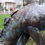 Ein Bronzeguss der Skulptur "Grasendes Fohlen" von Renée Sintenis aus dem Jahr 1929 auf dem Renée-Sintenis-Platz in Friedenau in Berlin-Schöneberg, Zustand: Dezember 2015.