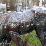 Ein Bronzeguss der Skulptur "Grasendes Fohlen" von Renée Sintenis aus dem Jahr 1929 auf dem Renée-Sintenis-Platz in Friedenau in Berlin-Schöneberg, Zustand: Dezember 2015.