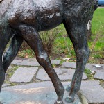 Ein Bronzeguss der Skulptur "Grasendes Fohlen" von Renée Sintenis aus dem Jahr 1929 auf dem Renée-Sintenis-Platz in Friedenau in Berlin-Schöneberg, Zustand: Dezember 2015.