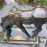 Ein Bronzeguss der Skulptur "Grasendes Fohlen" von Renée Sintenis aus dem Jahr 1929 auf dem Renée-Sintenis-Platz in Friedenau in Berlin-Schöneberg, Zustand: Dezember 2015.