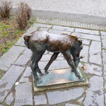 Ein Bronzeguss der Skulptur "Grasendes Fohlen" von Renée Sintenis aus dem Jahr 1929 auf dem Renée-Sintenis-Platz in Friedenau in Berlin-Schöneberg, Zustand: Dezember 2015.