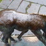 Ein Bronzeguss der Skulptur "Grasendes Fohlen" von Renée Sintenis aus dem Jahr 1929 auf dem Renée-Sintenis-Platz in Friedenau in Berlin-Schöneberg, Zustand: Dezember 2015.