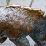 Ein Bronzeguss der Skulptur "Grasendes Fohlen" von Renée Sintenis aus dem Jahr 1929 auf dem Renée-Sintenis-Platz in Friedenau in Berlin-Schöneberg, Zustand: Dezember 2015.