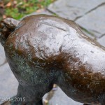 Ein Bronzeguss der Skulptur "Grasendes Fohlen" von Renée Sintenis aus dem Jahr 1929 auf dem Renée-Sintenis-Platz in Friedenau in Berlin-Schöneberg, Zustand: Dezember 2015.