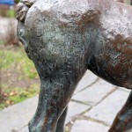 Ein Bronzeguss der Skulptur "Grasendes Fohlen" von Renée Sintenis aus dem Jahr 1929 auf dem Renée-Sintenis-Platz in Friedenau in Berlin-Schöneberg, Zustand: Dezember 2015.