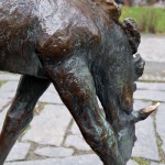 Ein Bronzeguss der Skulptur "Grasendes Fohlen" von Renée Sintenis aus dem Jahr 1929 auf dem Renée-Sintenis-Platz in Friedenau in Berlin-Schöneberg, Zustand: Dezember 2015.