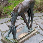 Ein Bronzeguss der Skulptur "Grasendes Fohlen" von Renée Sintenis aus dem Jahr 1929 auf dem Renée-Sintenis-Platz in Friedenau in Berlin-Schöneberg, Zustand: Dezember 2015.