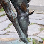 Ein Bronzeguss der Skulptur "Grasendes Fohlen" von Renée Sintenis aus dem Jahr 1929 auf dem Renée-Sintenis-Platz in Friedenau in Berlin-Schöneberg, Zustand: Dezember 2015.