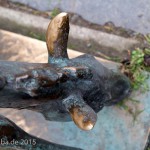 Ein Bronzeguss der Skulptur "Grasendes Fohlen" von Renée Sintenis aus dem Jahr 1929 auf dem Renée-Sintenis-Platz in Friedenau in Berlin-Schöneberg, Zustand: Dezember 2015.