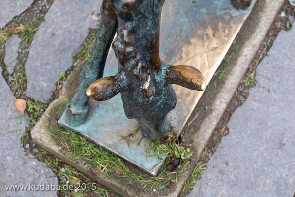 Ein Bronzeguss der Skulptur "Grasendes Fohlen" von Renée Sintenis aus dem Jahr 1929 auf dem Renée-Sintenis-Platz in Friedenau in Berlin-Schöneberg, Zustand: Dezember 2015.