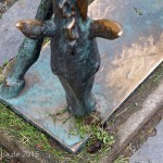 Ein Bronzeguss der Skulptur "Grasendes Fohlen" von Renée Sintenis aus dem Jahr 1929 auf dem Renée-Sintenis-Platz in Friedenau in Berlin-Schöneberg, Zustand: Dezember 2015.