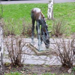 Ein Bronzeguss der Skulptur "Grasendes Fohlen" von Renée Sintenis aus dem Jahr 1929 auf dem Renée-Sintenis-Platz in Friedenau in Berlin-Schöneberg, Zustand: Dezember 2015.