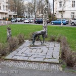 Ein Bronzeguss der Skulptur "Grasendes Fohlen" von Renée Sintenis aus dem Jahr 1929 auf dem Renée-Sintenis-Platz in Friedenau in Berlin-Schöneberg, Zustand: Dezember 2015.