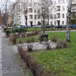 Ein Bronzeguss der Skulptur "Grasendes Fohlen" von Renée Sintenis aus dem Jahr 1929 auf dem Renée-Sintenis-Platz in Friedenau in Berlin-Schöneberg, Zustand: Dezember 2015.