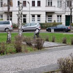 Ein Bronzeguss der Skulptur "Grasendes Fohlen" von Renée Sintenis aus dem Jahr 1929 auf dem Renée-Sintenis-Platz in Friedenau in Berlin-Schöneberg, Zustand: Dezember 2015.