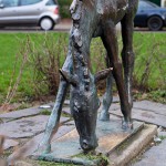 Ein Bronzeguss der Skulptur "Grasendes Fohlen" von Renée Sintenis aus dem Jahr 1929 auf dem Renée-Sintenis-Platz in Friedenau in Berlin-Schöneberg, Zustand: Dezember 2015.