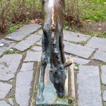 Ein Bronzeguss der Skulptur "Grasendes Fohlen" von Renée Sintenis aus dem Jahr 1929 auf dem Renée-Sintenis-Platz in Friedenau in Berlin-Schöneberg, Zustand: Dezember 2015.