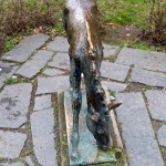 Ein Bronzeguss der Skulptur "Grasendes Fohlen" von Renée Sintenis aus dem Jahr 1929 auf dem Renée-Sintenis-Platz in Friedenau in Berlin-Schöneberg, Zustand: Dezember 2015.