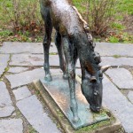 Ein Bronzeguss der Skulptur "Grasendes Fohlen" von Renée Sintenis aus dem Jahr 1929 auf dem Renée-Sintenis-Platz in Friedenau in Berlin-Schöneberg, Zustand: Dezember 2015.