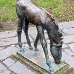 Ein Bronzeguss der Skulptur "Grasendes Fohlen" von Renée Sintenis aus dem Jahr 1929 auf dem Renée-Sintenis-Platz in Friedenau in Berlin-Schöneberg, Zustand: Dezember 2015.