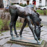 Ein Bronzeguss der Skulptur "Grasendes Fohlen" von Renée Sintenis aus dem Jahr 1929 auf dem Renée-Sintenis-Platz in Friedenau in Berlin-Schöneberg, Zustand: Dezember 2015.