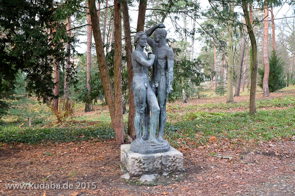 Skulpturengruppe “Mars und Venus” von Georg Kolbe im Kolbe-Hain in Westend, Berlin-Charlottenburg, Nachguss von 1963 aus der Bildgießerei Noack, Berlin. Zustand: Dezember 2015.