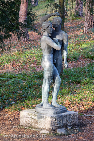 Skulpturengruppe “Mars und Venus” von Georg Kolbe im Kolbe-Hain in Westend, Berlin-Charlottenburg, Nachguss von 1963 aus der Bildgießerei Noack, Berlin. Zustand: Dezember 2015.